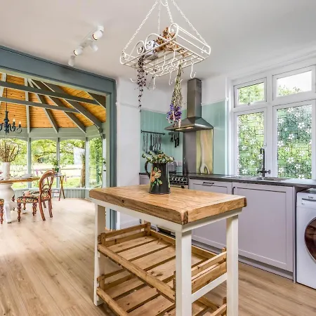 Pass The Keys Pretty Three Bedroomed Home Near The Beach Chichester Extérieur photo