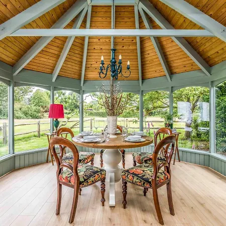 Pass The Keys Pretty Three Bedroomed Home Near The Beach Chichester Extérieur photo