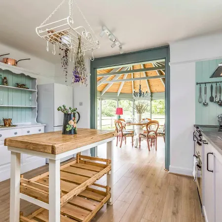 Pass The Keys Pretty Three Bedroomed Home Near The Beach Chichester Extérieur photo
